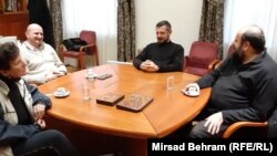 Nedžad Jašarević sa majkom kod paroha Radivoja Krulja i Branimira Borovčanina (5. januar 2022.)