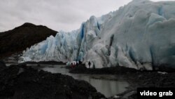 Zagrejana okeanska voda izjeda ogromne ledene ploče Grenlanda i Antarktika, čime se povećava nivo mora.