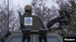 Сотрудник правоохранительных органов на блок-посту. Нур-Султан, 7 января 2022 г.