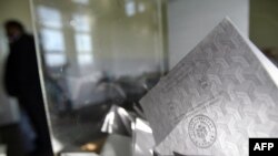 Zbog odluke da se glasanje u Velikom Trnovcu na jugu Srbije održi i treći put, konačni rezultati izbora u Srbiji još ne mogu biti proglašeni iako je prošlo skoro dva meseca od njihovog održavanja izbora u Srbiji.