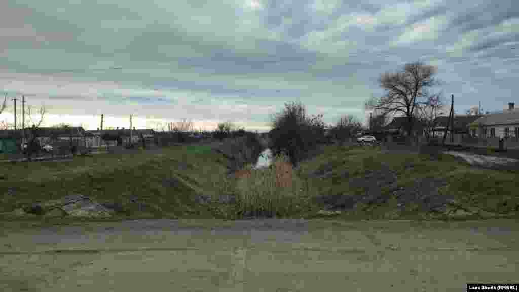 По центру улицы Ленина идет небольшой отводной канал от реки Степной