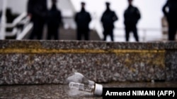 Një poç elektrik i vendosur para ndërtesës së KEDS-it gjatë një proteste në Prishtinë në dhjetor të vitit 2021. 