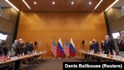 Заменик-државниот секретар на САД Венди Шерман и рускиот заменик министер за надворешни работи Сергеј Рјабков присуствуваат на безбедносните разговори во Мисијата на Соединетите Држави во Женева, Швајцарија, 10 јануари 2022 година.