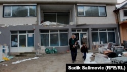 Avdija Jašić sa unukom ispred obnovljene kuće, 4. januara 2022. 