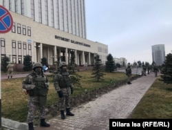 Спецохрана у здания акимата Шымкента 5 января 2024 года