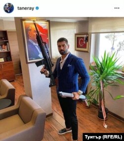 Танер Ай позира с оръжие на различни снимки.