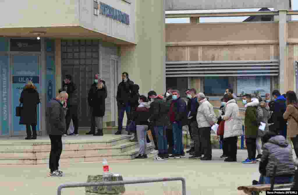Redovi i gužva ispred COVID-ambulante na Starom aerodromu u Podgorici, 4. januar 2022. 
