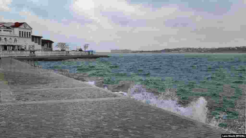 Волны бьют о набережную пляжа &laquo;Хрустальный&raquo;