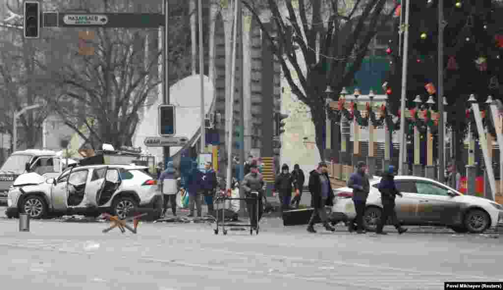 Automjete të dëmtuara në protestat e dhunshme në qytetin Almati, Kazakistan, 7 janar 2022.