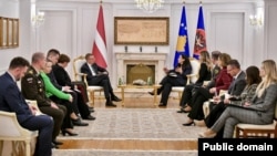 Pamje nga takimi mes presidentes së Kosovës, Vjosa Osmani me presidentin e Letonisë, Edgars Rinkevics në Presidencën e Kosovës.