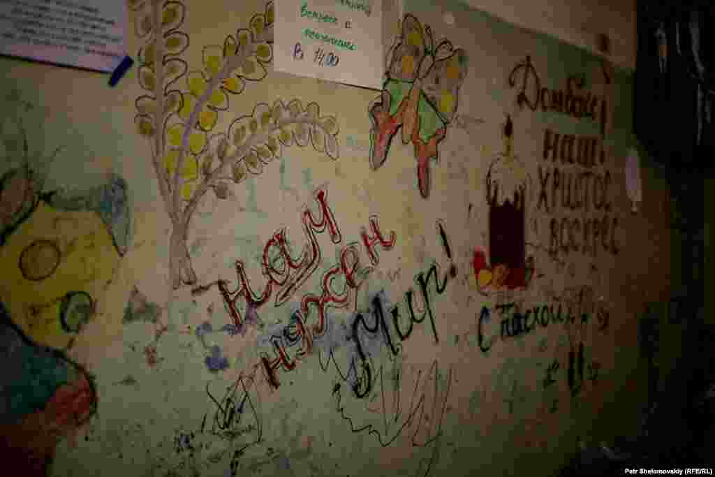 Поки звуки падаючих снарядів ще доносяться з вулиці, діти розмальовують стіни свого тимчасового житла написами, що закликають до миру