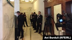 კერძო დაცვის სამსახურის თანამშრომლები სასტუმრო "ბილტმორის" დარბაზთან. თბილისი, 2018 წლის 10 მაისი