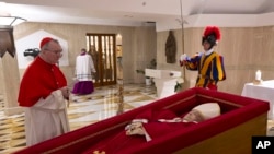 Vatikani publikoi fotografitë e para të papës në arkivolin e tij të hapur.