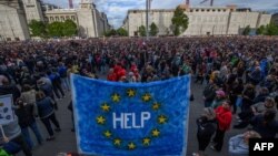 Az „önkényvédelmi" törvény elleni demonstráció a budapesti Kossuth téren 2025 május 18-án 