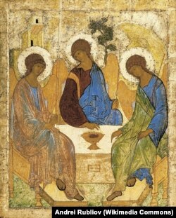 Sfânta Treime - Tatăl, Fiul și Duhul - de marele iconar rus Andrei Rubliov, în sec. XV. SfântaTreime ca trei îngeri la stejarul din Mamvri este singura corectă. Dumnezeu Tatăl nu este un moș cu barbă, admit și ortodocșii și catolicii. Iar Sfântul Duh e de mister sută la mie.
