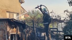 Пожарникар гаси пожара в село Козарево