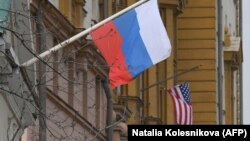 Flamuri amerikan dhe ai rus. Fotografi nga arkivi.
