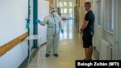 A járványügyi bevetési egység gyakorlatozik a Szent János Kórház Kútvölgyi tömbjében 2020. augusztus 27-én.