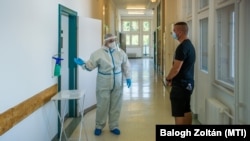 A járványügyi bevetési egység gyakorlata az Észak-Közép-budai Centrum Új Szent János Kórház és Szakrendelő Kútvölgyi tömbjében, Budapesten 2020. augusztus 27-én.