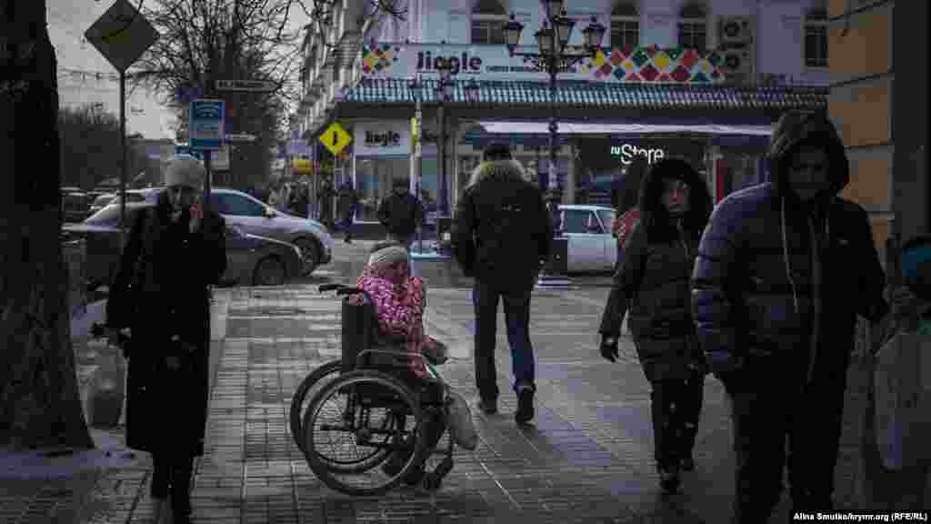 Женщина в Симферополе просит милостыню, 14 декабря 2016 года