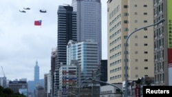 Helikopter tajvanskih zračnih snaga nosi tajvansku zastavu u Taipeiju, Tajvan, 20. 5. 2024.