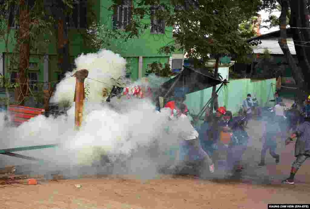 Demonstranti bježe od suzavca koje je policija ispalila tokom protesta protiv vojnog puča u Mandalaju, 20. februar.
