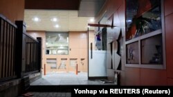 Yoonove pristalice upale su u zgradu Okružnog suda zapadnog Seula rano u nedjelju, uništavajući imovinu i sukobljavajući se s policijom. 