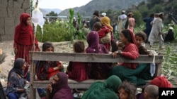 Ранени жени и момичета от Афганистан чакат да получат медицинска помощ на открито след земетресенията в село Мазар Дара в източен Афганистан, на 1 септември 2025 г.