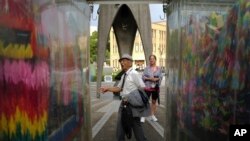 Kunihio Iida sa stranim posjetiocima ispred Dječjeg spomenika mira u Hirošimi, 9. jula 2025.