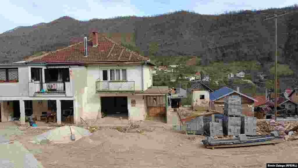 Ispred pojedinih kuća je materijal za obnovu, pijesak, drvena građa i betonski blokovi. 