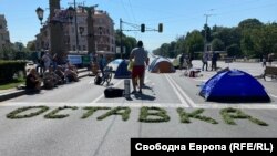 В четвъртък на Орлов мост се появи палатков лагер. Хората в него са част от протеста срещу правителството и главния прокурор Иван Гешев и твърдят, че ще останат там до техните оставки