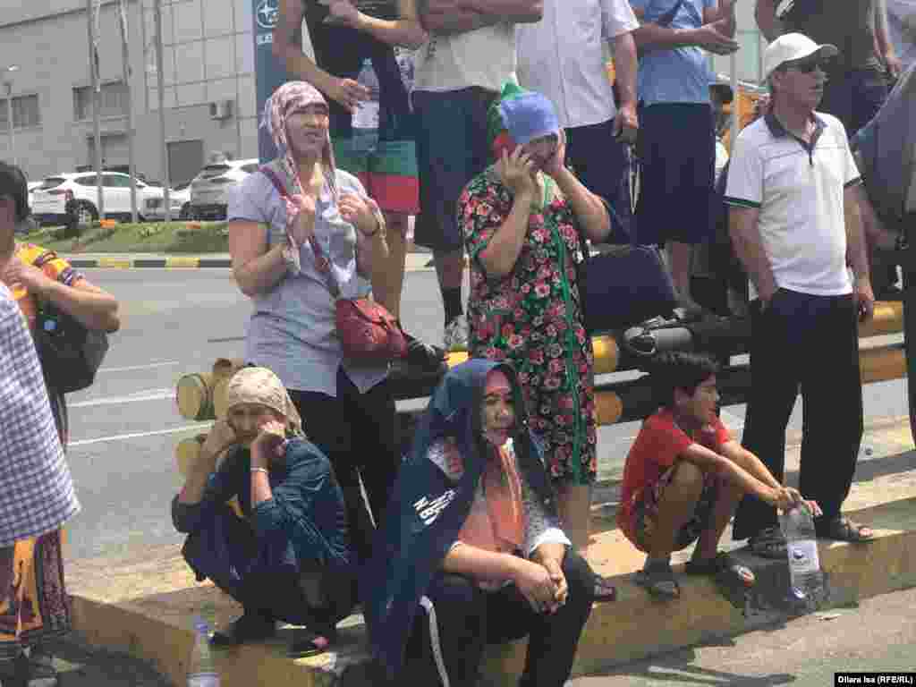 Позже в Шымкент прибыл Шукеев. Он зашел в мечеть. Выступая там, что сказал, что жителям Арыси предоставят помощь, поврежденные строения будут отремонтированы, никто не останется в стороне.