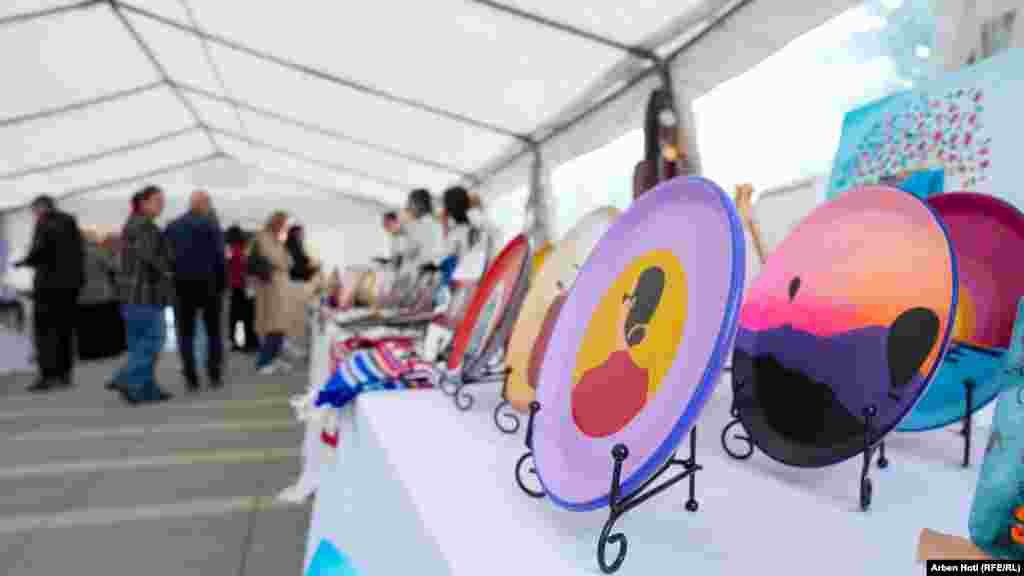 Dekorativni tanjiri, koje su napravile žrtve seksualnog nasilja u ratnom periodu.