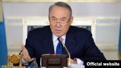 Президент Казахстана Нурсултан Назарбаев выступает на заседании правительства. Астана, 18 ноября 2015 года. 