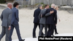 Американскиот претседател Џо Бајден, францускиот претседател Емануел Макрон Претседателаката на Европската комисија Урсула вон ден Лејен, Претседателот на Европскиот Совет European Чарлс Мишел, италијанскиот премиер Марио Драги и канадскиот премиер Џастин Трудо