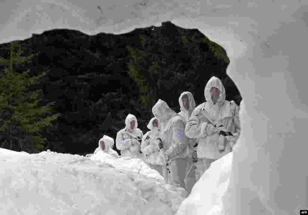 Srbija - Posebna obuka specijalaca na Kopaoniku, 8. mart 2013. Foto: AFP / Saša Đorđević 