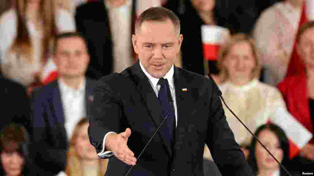 Nawrocki bírálói szerint a frissen megválasztott elnök az ukrán menekültek ellen kampányolt. Szlogenje az volt: Lengyelország az első. „Segítsünk másokon, de először a saját állampolgárainkról gondoskodjunk” – mondta. Lengyelország több mint egymillió menekültet fogadott be az orosz invázió kezdete óta