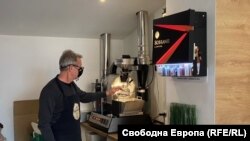 Тодор Борисов приготвя кафе