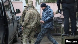 Одного из украинских моряков выводят из здания суда в Симферополе, 27 ноября 2018 год 