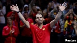 Тенис звездата Рафаел Надал, след като изигра последния си мач в професионалната си кариера. Това се случи на четвъртфиналите на купа "Дейвис" в Малага. Испанецът отпадна от нидерландеца Ботик ван де Зандсхулп. Испания, 19 ноември 2024 г.