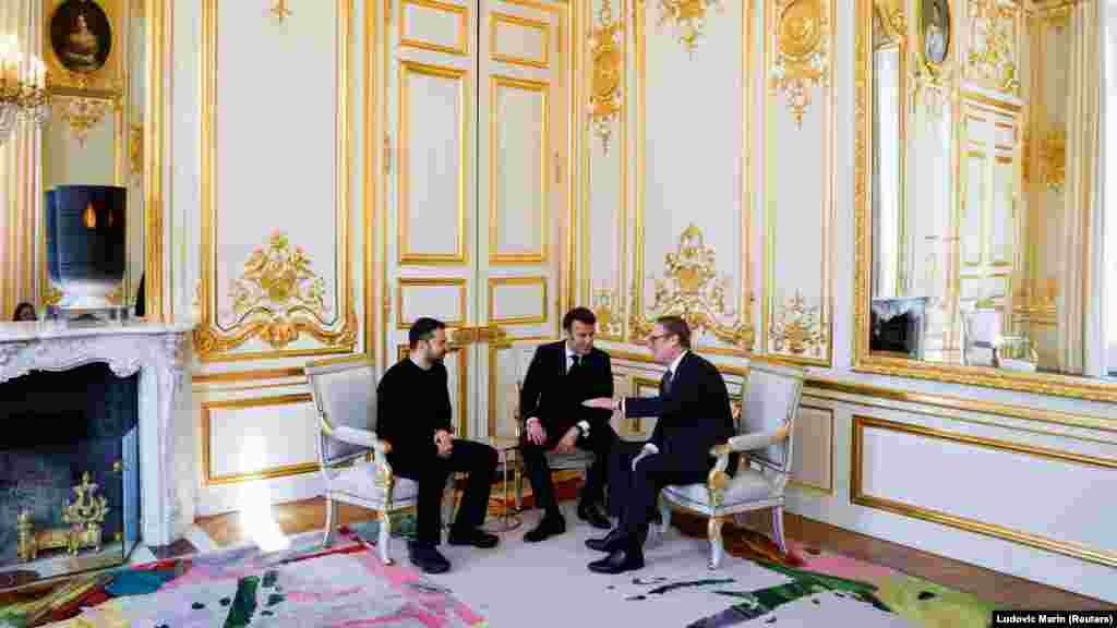 Ukrajinski predsjednik Volodimir Zelenski (lijevo), francuski predsjednik Emanuel Makron (u sredini) i britanski premijer Kir Starmer razgovaraju na sastanku u Jelisejskoj palati u Parizu.