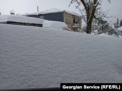 დათოვლილი სახლი ნატანებში