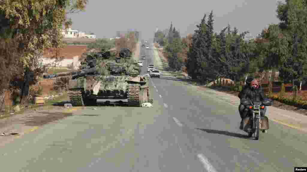 A szíriai Hamá 2024. december 6-án, miután elfoglalták a felkelők.&nbsp;Elfoglalása azért is szimbolikus, mert több mint négy évtizeddel ezelőtt Háfez al-Aszad, az akkori elnök utasítására a hadsereg tömegmészárlást rendezett a városban.&nbsp;A támadás 1982. február 2-án kezdődött, és közel egy hónapig tartott.&nbsp;A közép-szíriai város elleni kormányzati támadásban tíz&ndash;negyvenezer ember halt meg vagy tűnt el