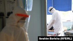 Punëtorët shëndetësorë në Klinikën Infektive në Qendrën Klinike Universitare të Kosovës. Fotografi nga arkivi. 