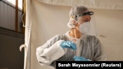 Pacienții Covid nu mai au locuri în spitalele din România. Marți s-a înregistrat un nou record de îmbolnăviri.
