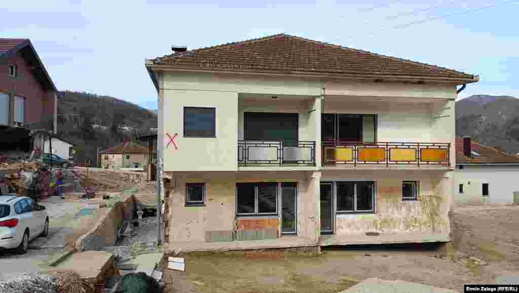 Čovjek popravlja prozore i vrata na prizemlju porodične kuće, koje je odron zatpao. Sprat kuće je ostao relativno neoštećen. U poplavama i klizištima u pet opština u Bosni i Hercegovini poginulo je 27 osoba. Ukupna šteta u Jablanici, Konjicu, Kreševu, Fojnici i Kiseljaku procijenjena je na 270 miliona maraka.