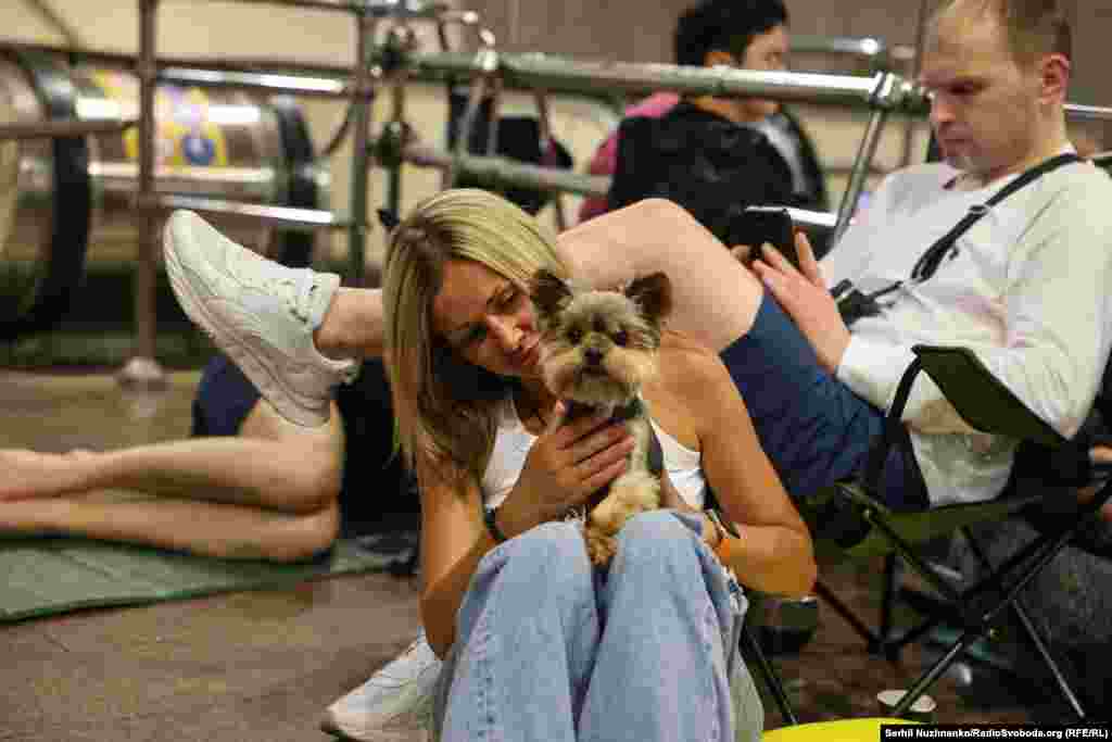 Oroszország július 20-án éjjel újabb drón- és rakétatámadást indított Kijev ellen. A támadásnak halálos áldozata is van, és számos helyen tűz ütött ki a fővárosban – közölték helyi tisztviselők