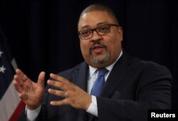 Alvin Bragg, un fost procuror de stat și federal din New York, a făcut istorie ca primul procuror de culoare al biroului procurorului districtual din Manhattan. Acum, el revine în centrul atenției, după ce un mare juriu a votat pentru a-l acuza pe Donald Trump după o investigație de ani de zile asupra presupusului rol al fostului președinte într-o schemă de plăți ilegale.