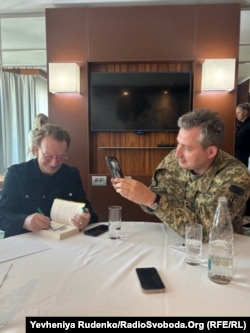 Лидер группы U2 Боно исправил название и подписал книгу в подарок для основателя «Культурного десанта» Николая Серги