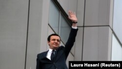 Aljbin Kurti, pozdravlja pristalice okupljene na protestu u četvrtak, 28. maja 2020. u centru Prištine